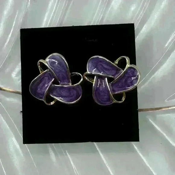 Cute Enamel Flower Earrings Stud Earrings in Purple - Picture 3 of 3